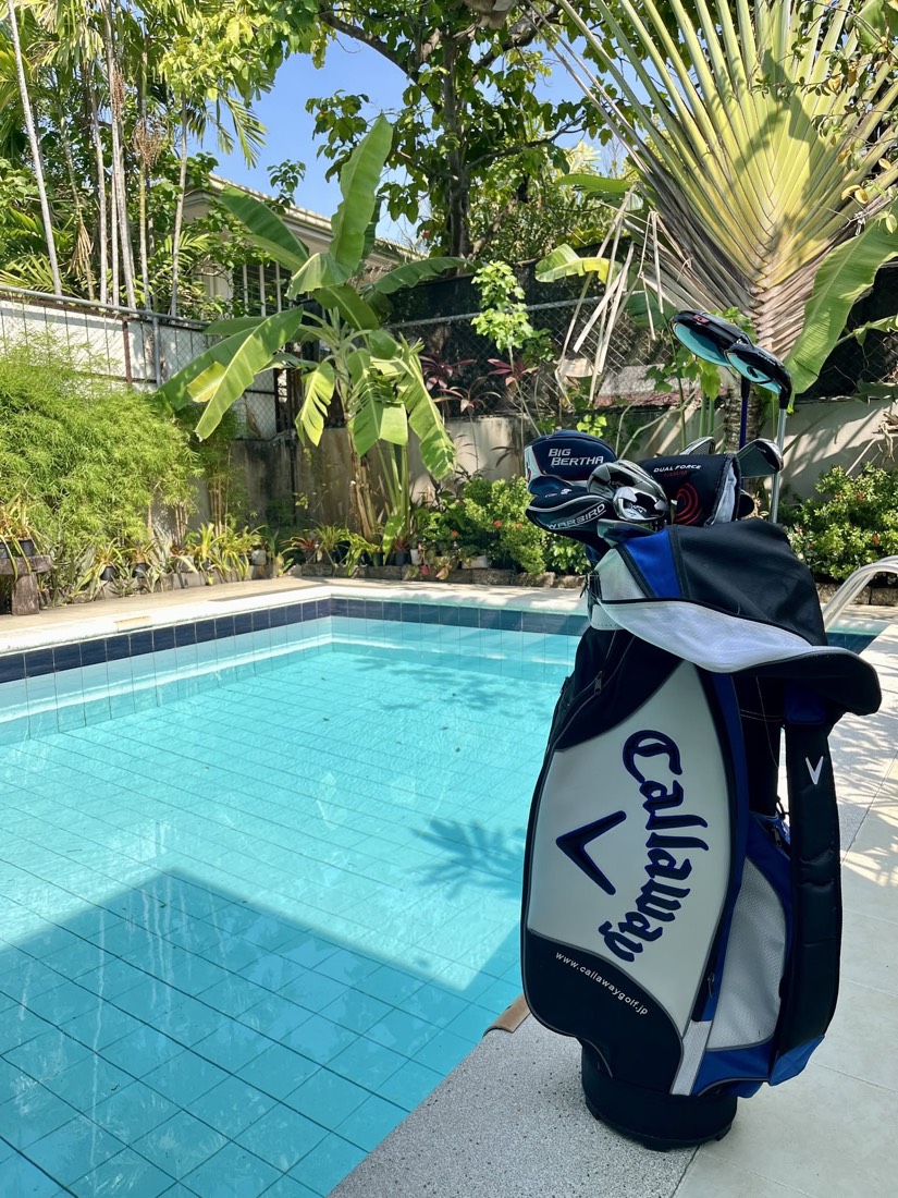A Callaway Japan cart bag holding a Big Bertha driver, Warbird fairway wood and Dual Force putter.