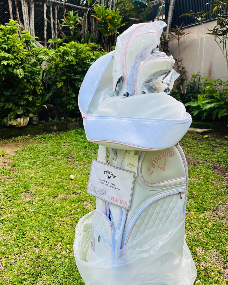 A sealed Callaway REVA women's package set, still wrapped, with a Japanese-language specification tag attached.
